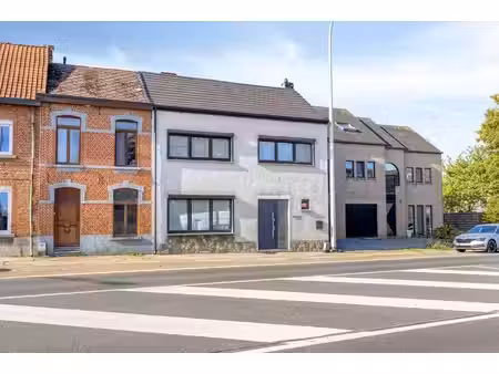 gerenoveerde gezinswoning met zonnige stadskoer en carpor...