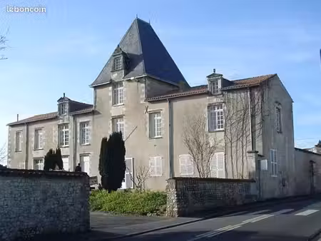 f2 rénové dans château