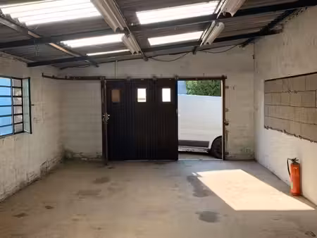 locale 60 m2 sécurisé