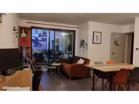 location t2 albi centre avec terrasse et parking privé