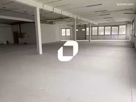 local d'activité 1 021 m²