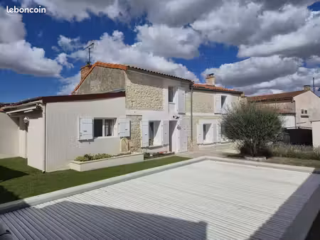 maison de caractère avec piscine et dépendances