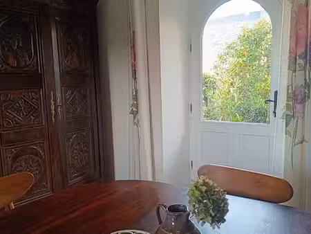petite maison en pierre avec jardin