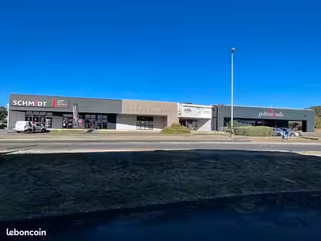 à vendre – bâtiment commercial de 2 600 m²