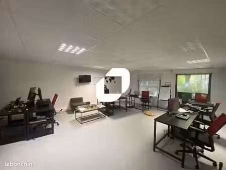 bureau 902 m²