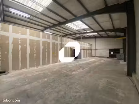 local d'activité 702 m²