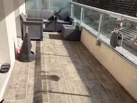 t2 35 m² avec grand balcon (11 m²)  parking et piscine — calme & vue forêt