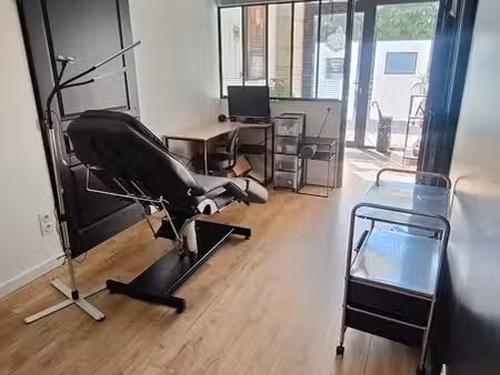 local commercial / pièce indépendante / bureau / salon de tatouage
