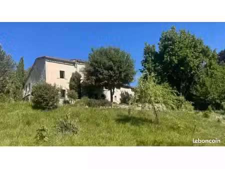 maison en pierre en campagne