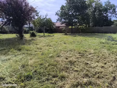 l'isle jourdain - terrain plat et viabilisé 560m²