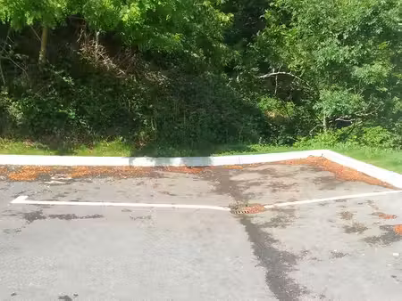 location parking privé avec arceau – idéal remorque  van  bateau – quimper