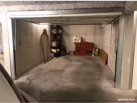 grand garage à vendre aux beaux arts