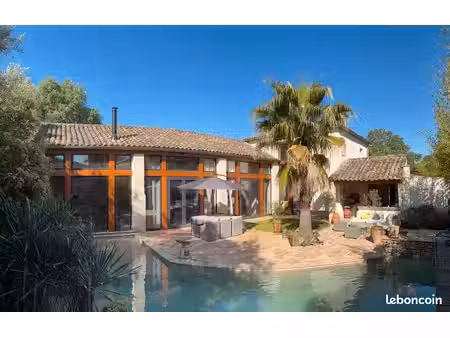 propriété de charme au cœur du village avec piscine et dépendance