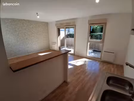 vends appartement t3  60 m2 à st armel 35230  rdc avec terrasse 17 m2  garage fermé. dpe/ 