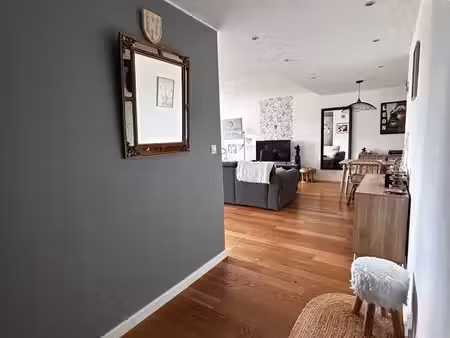 sainte-radegonde - t3 72 m² rénové – balcon 10 m² plein sud – vue dégagée – parking
