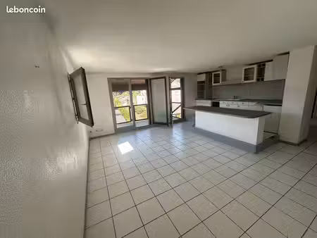 particulier vend appartement type f3 à claix