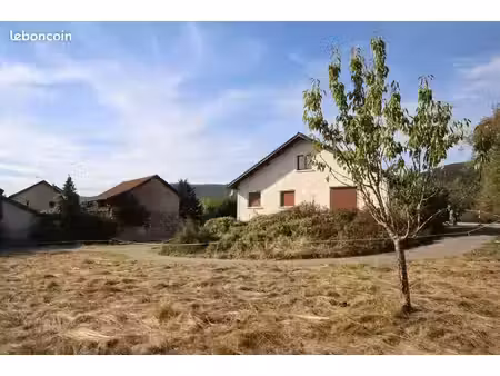 maison avec terrain d’environ 1 950 m²