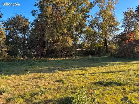 terrain 670 m² ares