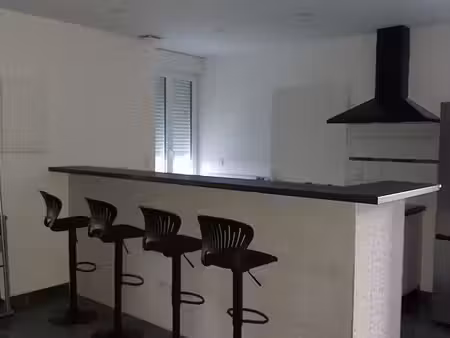 f2 meublé – 50 m² – lumineux – stationnement privé