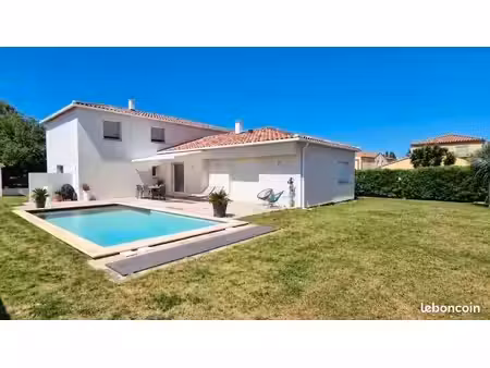 villa contemporaine lumineuse  5 chambres  piscine  centre de mauguio