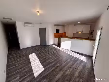 t3 rénové 65 m² – 2 chambres – climatisation – centre poussan