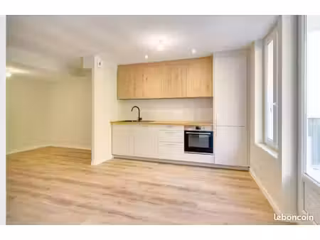t2 rénové avec terrasse de 21 m² et vue loire