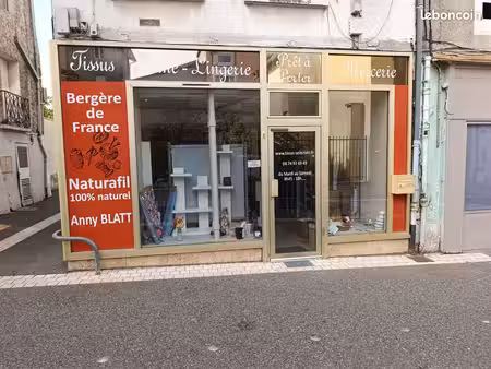 murs commerciaux d'angle 50 m² utiles avec grande vitrine — centre-ville de bourgoin-jalli