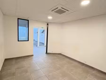 loue local saint rambert parking devant