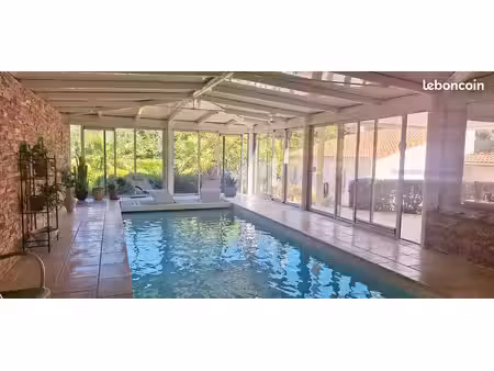 maison piscine interieure sauna dépendances