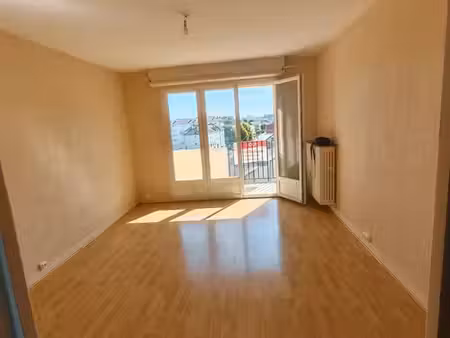 charmant t2 lumineux de 45 m² avec balcon  cave & parking privatif