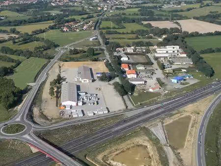 local 180m² stockage ou activité 675