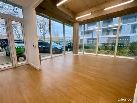 à louer – local professionnel neuf – île de nantes