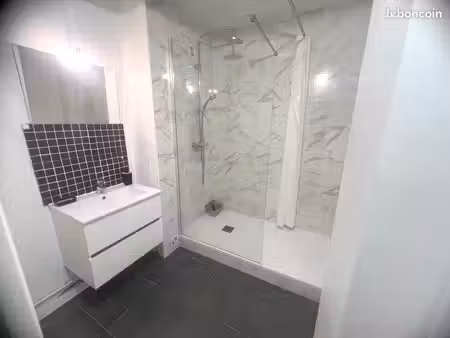 ? studio meublé prêt à vivre – résidence sécurisée + parking privé