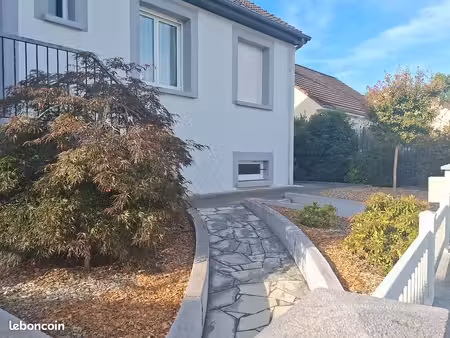 pavillon 6 pièces de 110 m² au bourny à laval