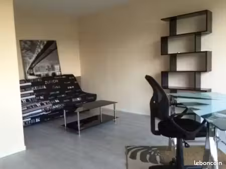loue très beau studio meublé étudiant compiègne
