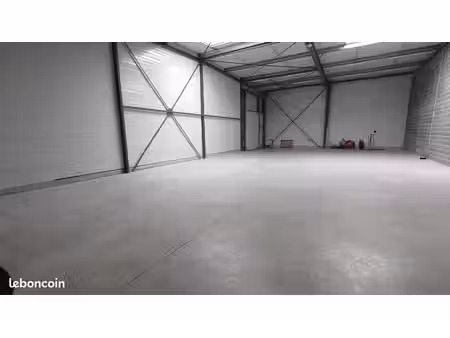entrepot de stockage sur a25 260m²
