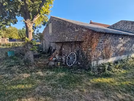grange en pierre à rénover – 180 m² – terrain env. 600 m² – ennezat