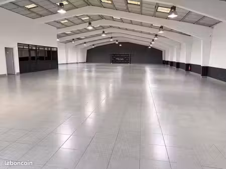 entrepôt / showroom - 950 m² – accès camions - avec parking