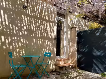 joli studio meublé+ terrasse