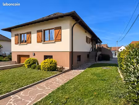 maison individuelle avec terrasse et jardin