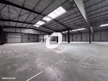 local industriel 4 858 m²