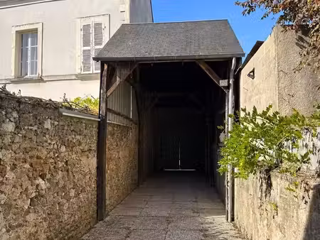 local professionnel de 95 m² avec porche et cour