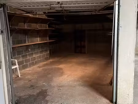 grand garage avec réserve