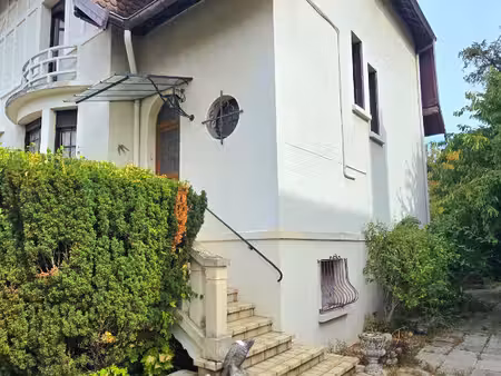 elégante maison de caractère avec jardin arboré