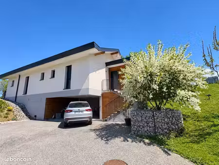 maison d’architecte 109 m² de plain-pied – terrain 1 063 m² – fillière