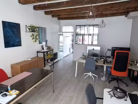 bureau dans une belle cour intérieure chambéry centre