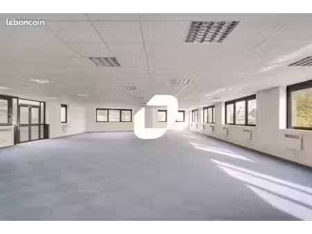 bureau 1 748 m²