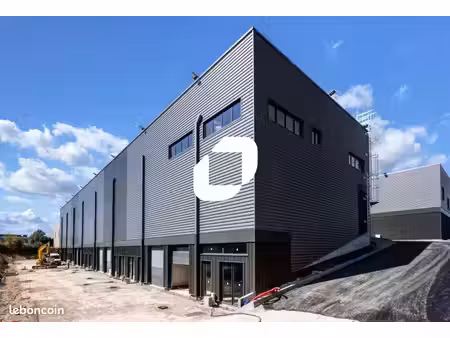 local d'activité 1 077 m²