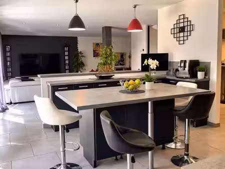 maison 185 m² – 3 chambres + pièce supplémentaire – sauna  balnéo  jacuzzi  salle cinéma –