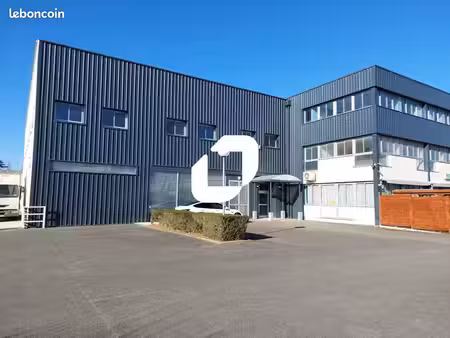 bureau 744 m²